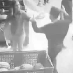 Eski kız arkadaşını markette d&ouml;vd&uuml;, ayırmak isteyen bir kişiyi de bı&ccedil;akladı