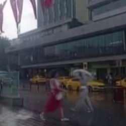 İstanbul'da sağanak yağış s&uuml;rprizi!