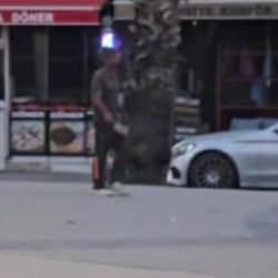 İstanbul'da satırlı maganda vatandaşlara saldırmaya &ccedil;alıştı