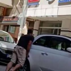 İzmir'de bir kişi otomobili tek başına kaldırarak yolu açtı: Hulk musun sen?