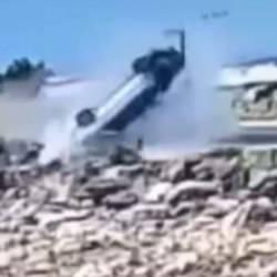 Kayalıklara çarpan araç havaya uçtu!