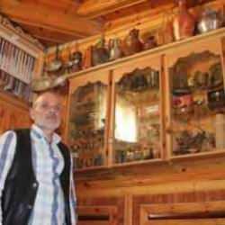 Kazandığının yarısını harcıyor! Evinde, 300 yıllık tencere bile var 