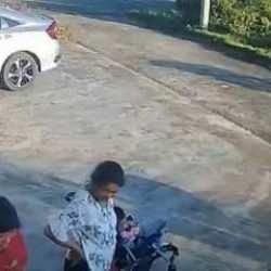 Konuşmaya dalan annenin zor anları! 