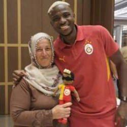 Osimhen Kayseri'ye iner inmez Neslihan teyzeyle buluştu