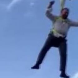 Şaşkına &ccedil;eviren g&ouml;r&uuml;nt&uuml;: Damadı vin&ccedil;le sallandırıp g&ouml;bek attılar