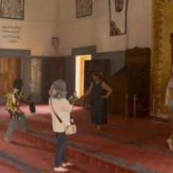 Tarihi camide tepki çeken görüntü! Minber önünde kısa şortlu poz