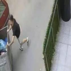 Yokuş aşağı kaçan çöp konteynerini son anda durdurdu!