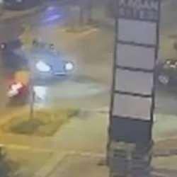 16 yaşındaki motorcu iki otomobile birden çarptı: Kucağında çocuğuyla yardıma koştu