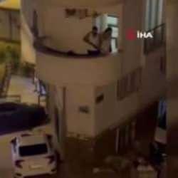 Balkona iç çamaşırı ile çıkan maganda, komşuları uyarınca dehşet saçtı!