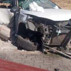 Belediye otobüsü ile otomobilin çarpıştığı kazada 1 kişi öldü, 1 kişi yaralandı