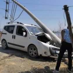 Bursa’da kamyonet kontrolden çıktı, elektrik direğini yerle bir etti