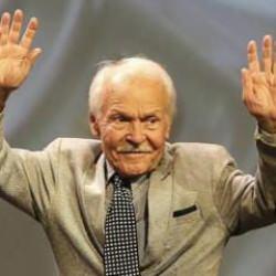 Çocuklara okumayı sevdiren yazar: Muzaffer İzgü