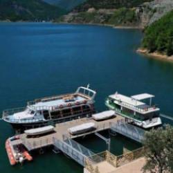 &lsquo;&Ccedil;oruh&rsquo;un gerdanlıkları&rsquo; g&ouml;z kamaştırıyor: Dev yapıları teknelerle geziyorlar