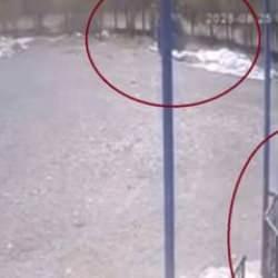 El freni çekilmeyen otomobil duvara çarptı, sahibi ise hiç panik yapmadı!