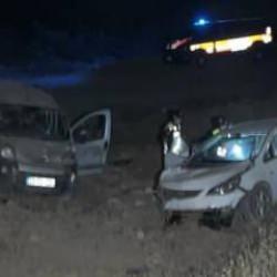 Elazığ’da hafif ticari araç ile otomobil çarpıştı: 9 yaralı