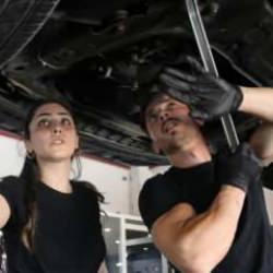 Eleman bulmakta sıkıntı çekti, eşini yanına alıp usta olarak yetiştirdi