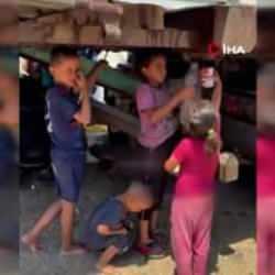 Gazzeli çocukların kirli suyu kaplarına doldurdukları o anlar yürekleri yaktı