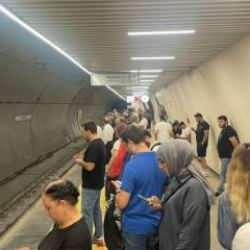 İstanbul'da M3 Bakırk&ouml;y-Kayaşehir Metro Hattı'nda teknik arıza nedeniyle yoğunluk oluştu