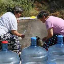 İzmir'de rezalet! 32 saatlik su kesintisi çeşmelerde kuyruk oluşturdu