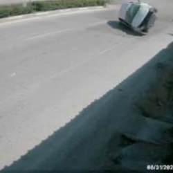 Karşı şeride geçip defalarca takla atan araç herkesi korkuttu