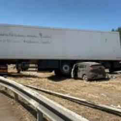 Lastiği patlayan TIR ile otomobil çarpıştı: 1 yaralı