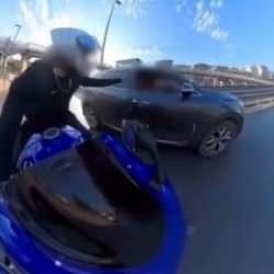 Marifetmiş gibi kayda aldı: Yumrukla sürücüyü yere serdi