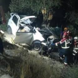 Otomobil zeytin bah&ccedil;esine u&ccedil;tu: 2 &ouml;l&uuml;, 1 yaralı