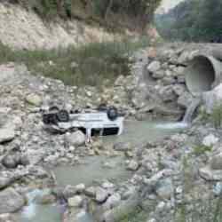 Piknikten d&ouml;nen ailenin aracı dereye u&ccedil;tu: 6 yaralı