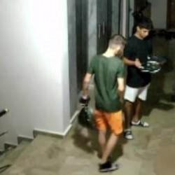 Pişkinliğin bu kadarı: G&ouml;bek atarak ayakkabı &ccedil;aldılar