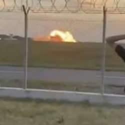 Polonya'ya ait F-16 savaş uçağı böyle düştü: Görenlerin tepkisi kamerada!