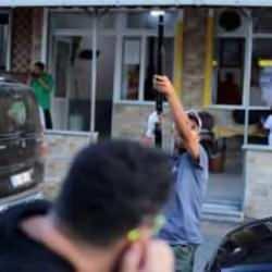 Röportaj sırasında rastgele havaya ateş açtı! 'Herkesin canını alacağım'
