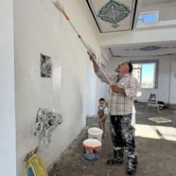 Şehit oğlunun hayrı için okul, cami ve Kur'an kurslarının boya işlerini yapıyor