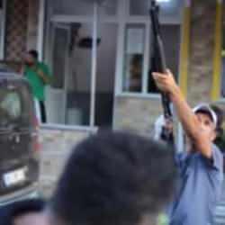 Sokak röportajında dehşet veren görüntü: Pompalı tüfekle herkesin canını alacağım tehdidi!