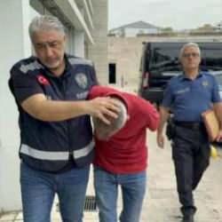 Tramvayda gen&ccedil; kadının fotoğraflarını &ccedil;eken şahsa meydan dayağı