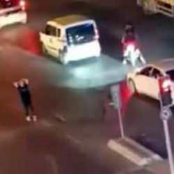 30 Ağustos Zafer Bayramı'nda Türk bayrağını ezdirmeye çalışan kadın, tutuklandı!