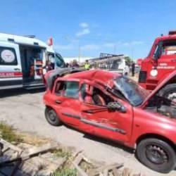 Manisa'da zincirleme kaza! Araç hurdaya döndü