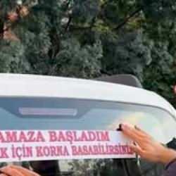 Arabasına "Namaza başladım" yazdı! İşte gelen yoğun tepkiler