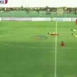 Arı sürüsü sahayı bastı! Futbolcular ne yapacağını şaşırdı