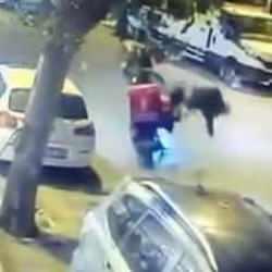 Avcılar'da iki motosikletlinin kafa kafaya çarpıştığı anlar kamerada