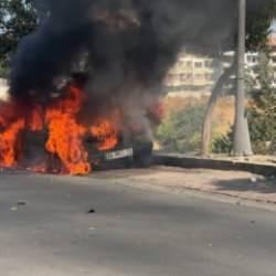 Avcılar'da park halindeki otomobil alev alev yandı