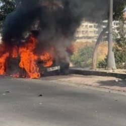 Avcılar'da park halindeki otomobil yanarak k&uuml;l oldu