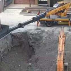 Bah&ccedil;elievler'de temel kazısı esnasında bina girişi &ccedil;&ouml;kt&uuml;! Evlere vin&ccedil;le girdiler