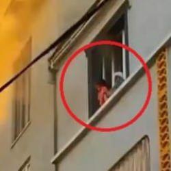 Bursa'da yangın dehşeti kamerada! Önce çocuğunu attı, sonra kendisi atladı