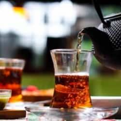 Çay severlere kötü haber! Bu şekilde tükettiğinizde kanser riskini doğuruyor