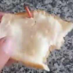 Diyarbakır'da ekmeğin i&ccedil;inden kablo &ccedil;ıktı