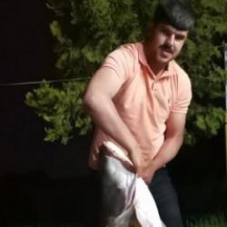 Elazığ'da baba-oğul, yakaladıkları balığın kilosuna inanamadı