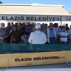 Emekli maaşını &ccedil;ekmeye &ccedil;ıkmıştı: Yarım saat arayla 2 araba &ccedil;arptı!