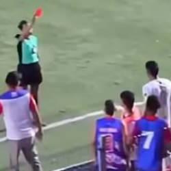 Futbol dünyası bu olayı konuşuyor! Kırmızı kart gören futbolcu kadın hakeme tokat attı