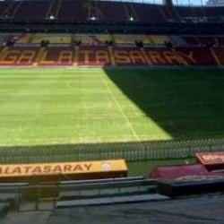 Galatasaray'dan zemin açıklaması! Taraftarlar tepki gösterdi