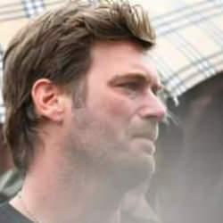 Halit Yukay son yolculuğuna uğurlandı: Kıvan&ccedil; Tatlıtuğ g&ouml;zyaşlarına boğuldu